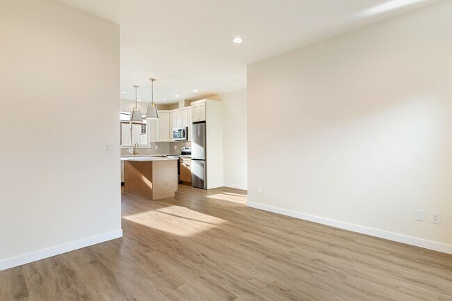 Foto del edificio - Halleck Townhomes Triplex