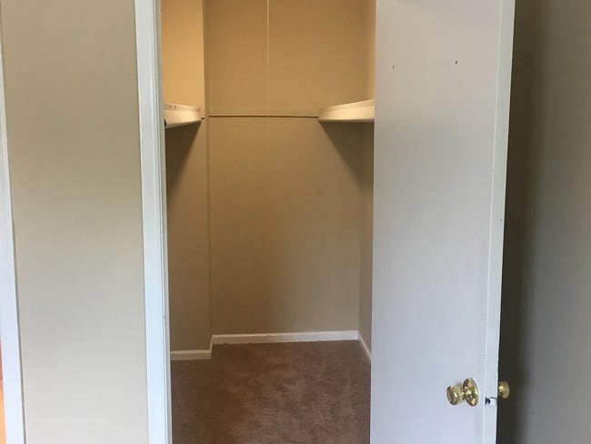 Building Photo - Spacious 4-bedroom, 1.5-bath townhome