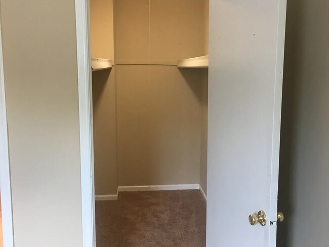 Foto del edificio - Spacious 4-bedroom, 1.5-bath townhome