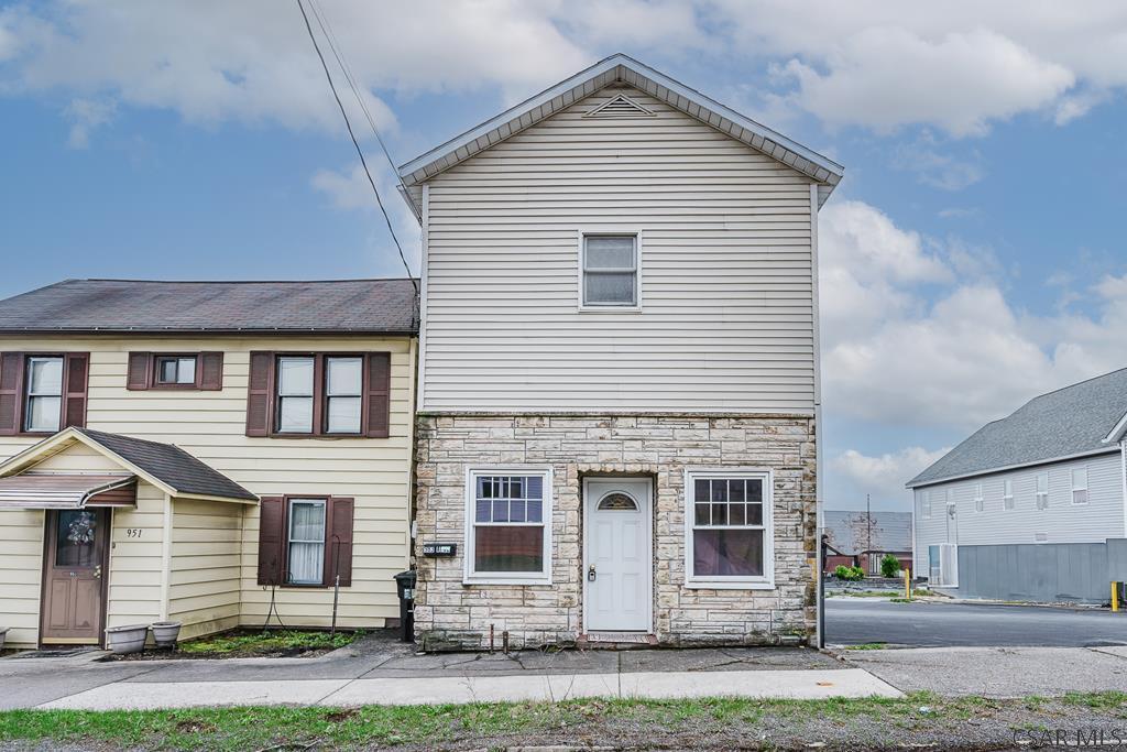 Primary Photo - 983 2nd St