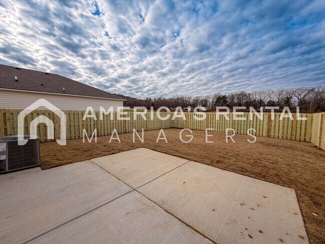 Foto del edificio - DEPOSIT PENDING!!!  Modern Two-Story Home with PRIVACY FENCE & Open Concept Design in Decatur, AL...