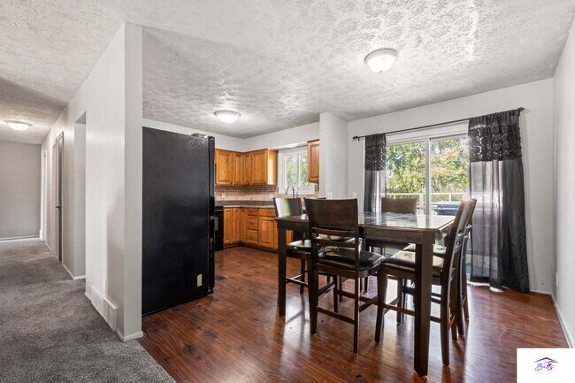 Foto del edificio - 7915 Heather Ave