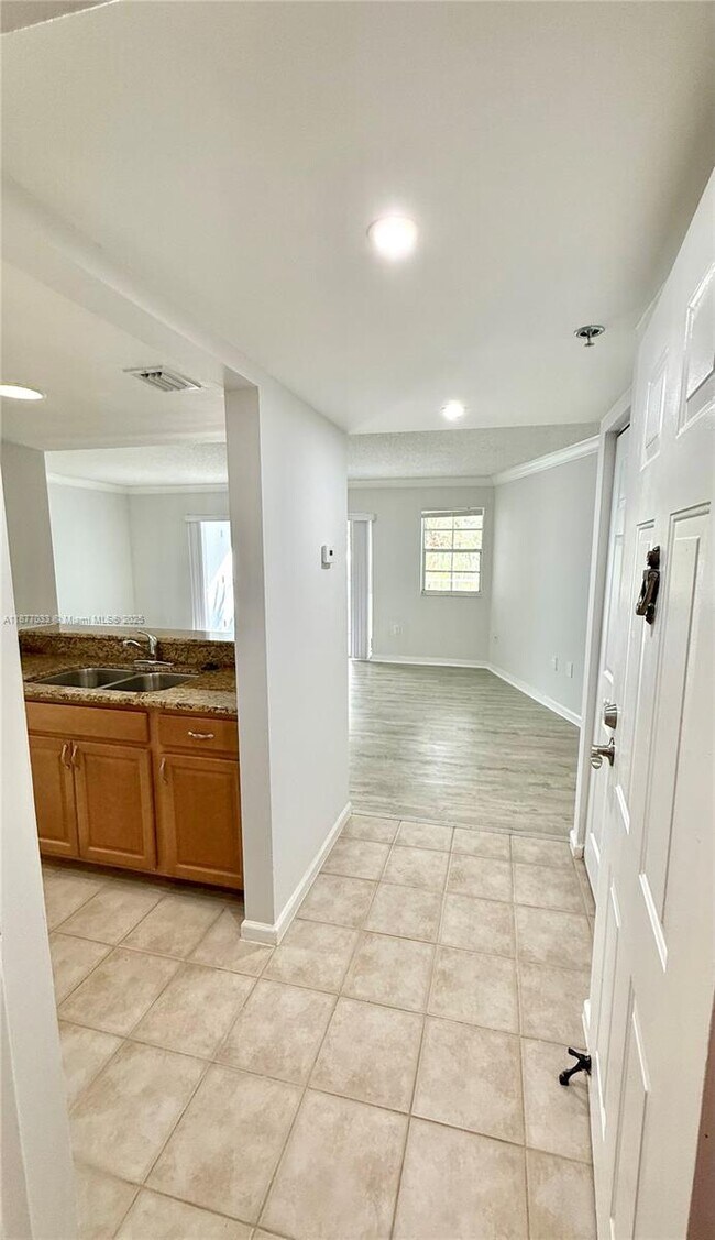 Foto del edificio - 2855 W Commercial Blvd