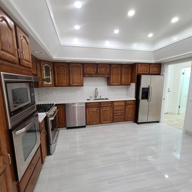 Building Photo - Big 3BR 3 and half BA Apartment For Rent w...