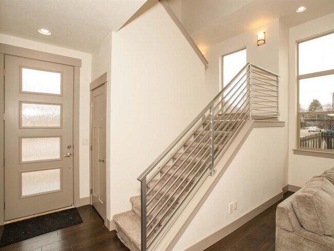 Foto del edificio - 587 W Warren St