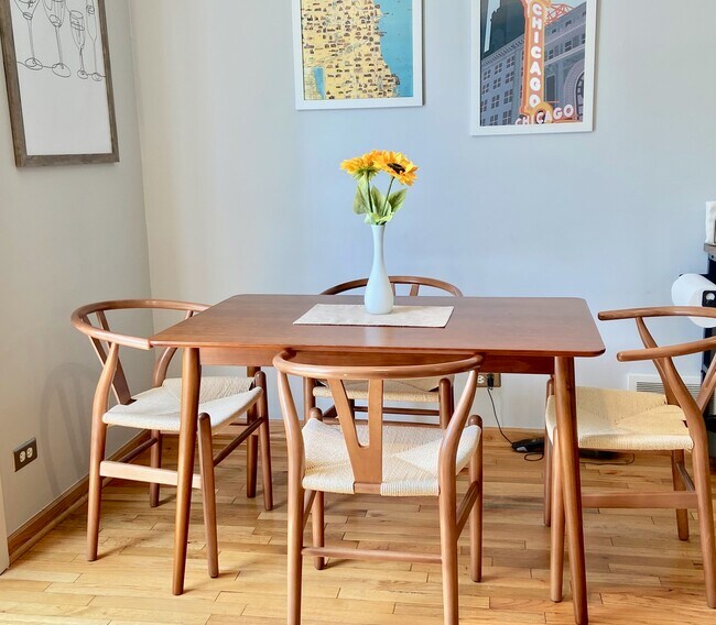 Building Photo - 2014 N Larrabee St