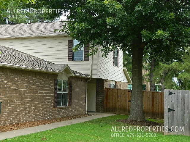 Foto del edificio - 822 N Daisy Ln