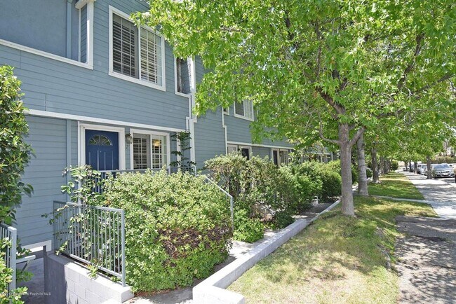 Foto del edificio - 2 bed / 2 bath two story in prime La Cresc...