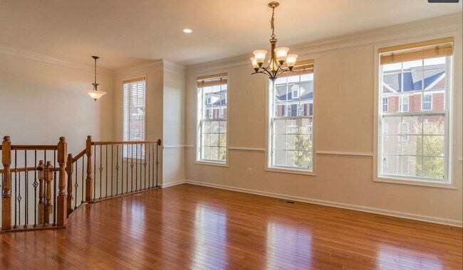 Foto del edificio - Stunning 3 Level, 3 Bed 3.5 Bath Townhome ...