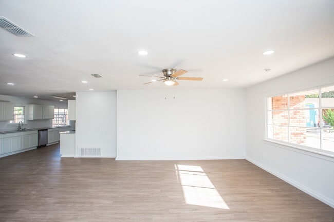 Foto del edificio - Fully Renovated 3/2/2!