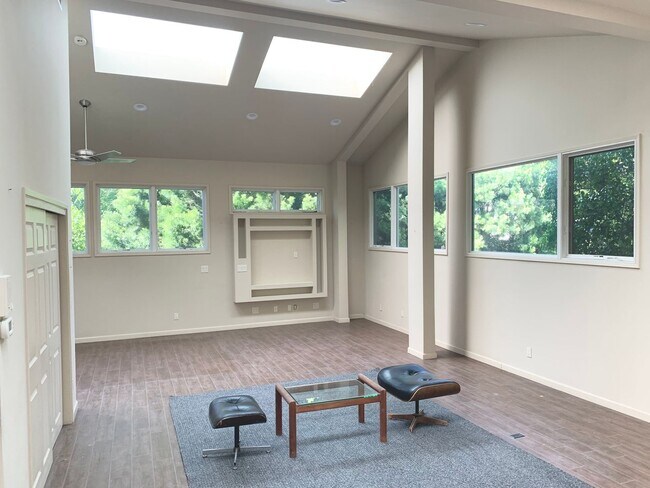 Foto del edificio - Home-Sweet-Home Vibe in Harper Ave!