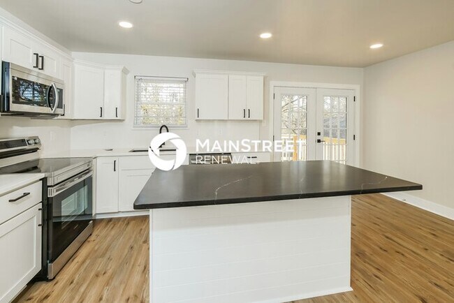 Building Photo - 4 Bedroom Pet-Friendly Home in KNOXVILLE, TN with Main Street Renewal