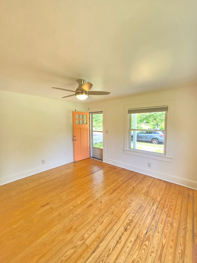 Building Photo - CAROLINA PLACE - Renovated 2 Bedroom - Gor...