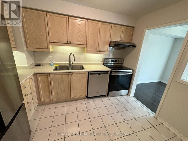 Building Photo - 5205 Glen Erin Dr