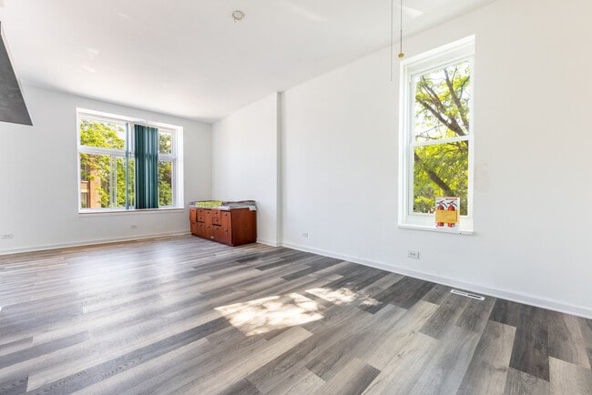 Building Photo - 901 W 19th St