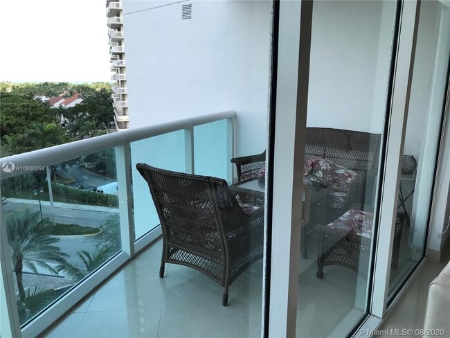 Foto del edificio - 19400 Turnberry Way