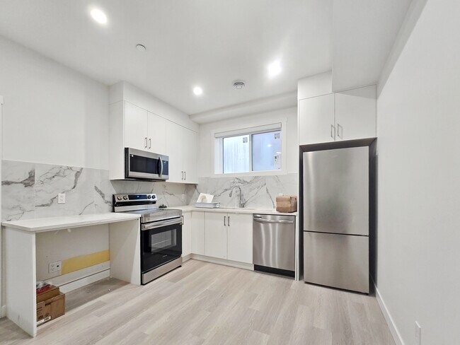 Photo du bâtiment - 6123-6133 33 Ave NW