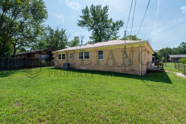 Building Photo - 1022 S Capri Ln