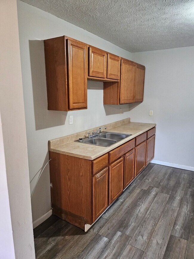 Building Photo - Large 2 bedroom house