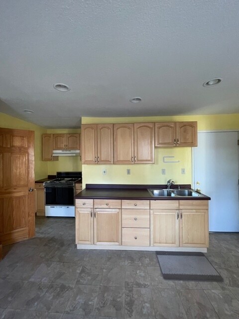 Kitchen - 1020 23rd Ave NE