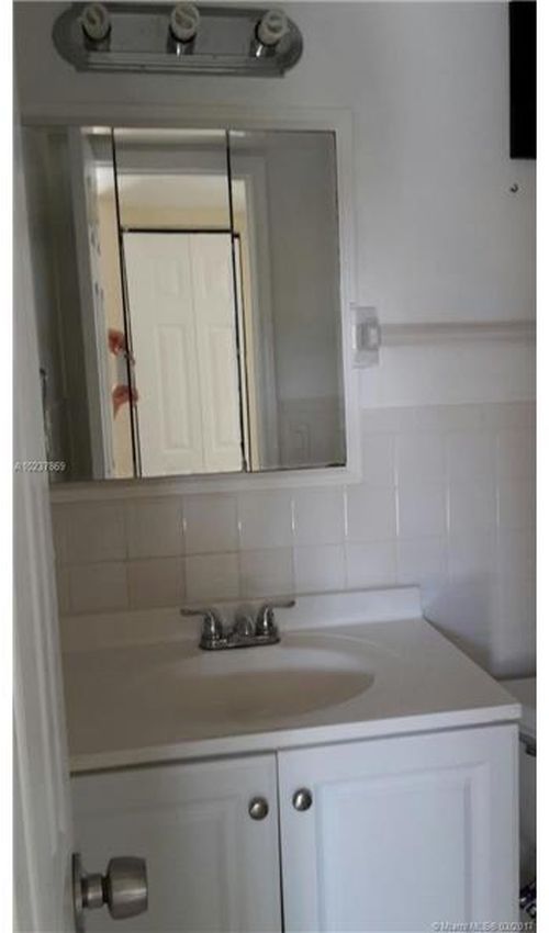 Foto del edificio - 9101 NW 1st St