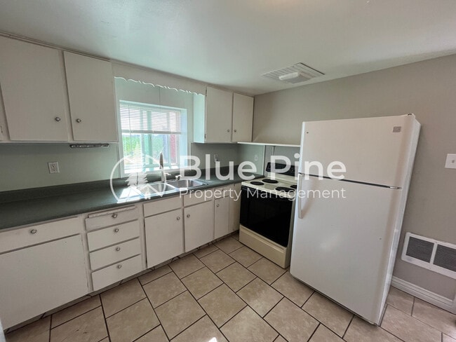Building Photo - 548 E 113 N