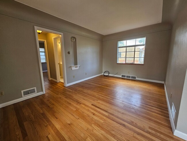 Building Photo - Berkeley/Highlands 1 Bed 1 Bath Duplex - Beautiful Hardwood Floors - Garage - Fenced Yard