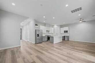 Building Photo - 911 W 35th St