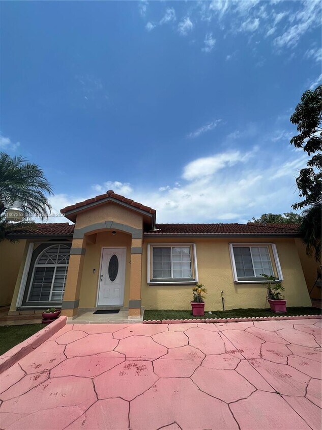 Foto principal - 8285 NW 186th St