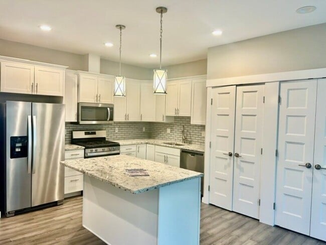 Building Photo - 5683 Sunstone Pl