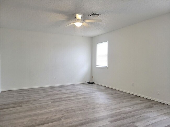 Building Photo - $150 off first FULL month's rent!