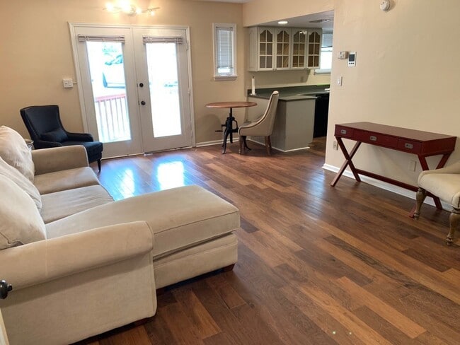 Building Photo - Available August 1st – 1/1 Condo in Prime ...