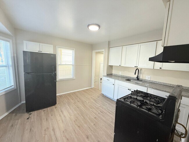 Foto del edificio - This beautifully updated 3-bedroom, 1-bath...