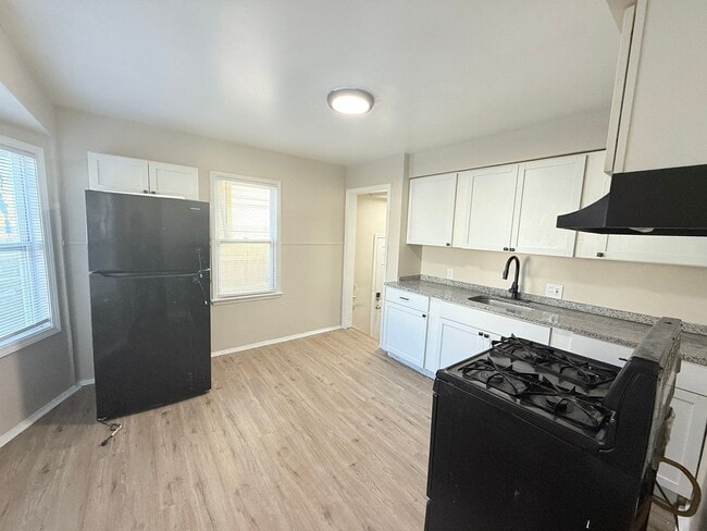 Building Photo - This beautifully updated 3-bedroom, 1-bath single-family home is ready for move-in!