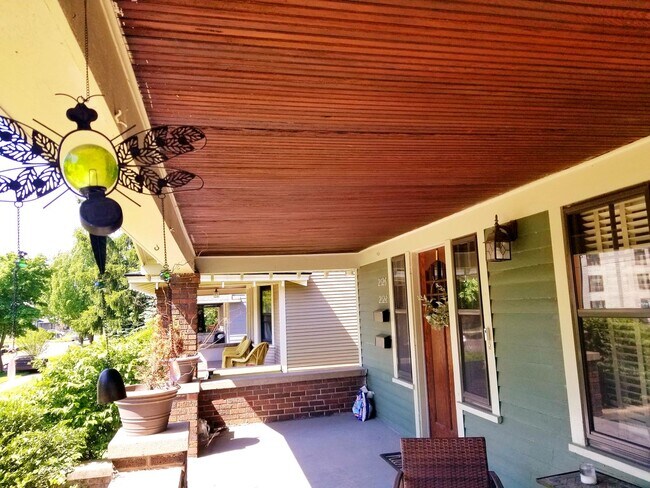 Foto del edificio - Charming 3-Bedroom, 1 1/2 Bath Upper Duplex in Beautiful Garfield Park Neighborhood