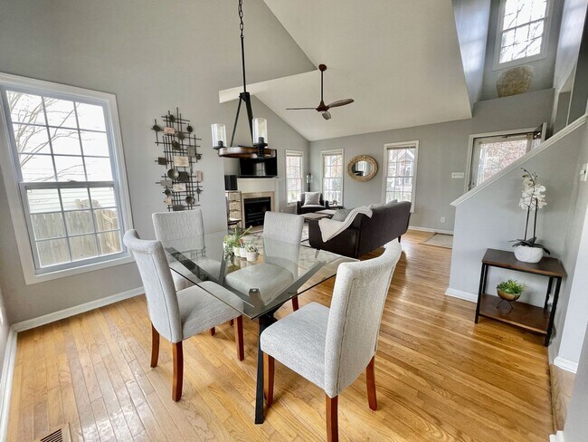 Building Photo - 3 Bedroom 2.5 Bathroom Home w/ 1 car garag...