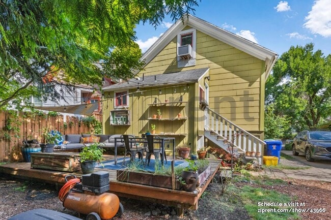 Building Photo - 524 NE Brazee St