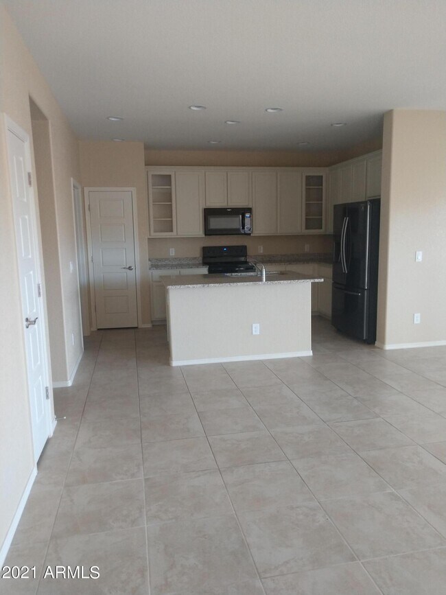 Building Photo - 5300 Encanto Dr