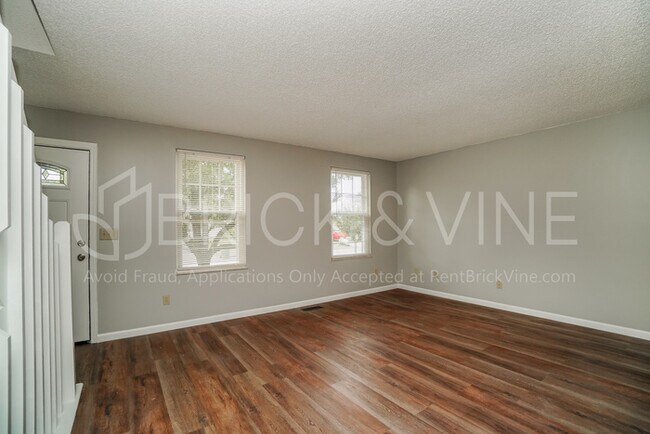 Foto del edificio - Pet-friendly house featuring fenced-in yard