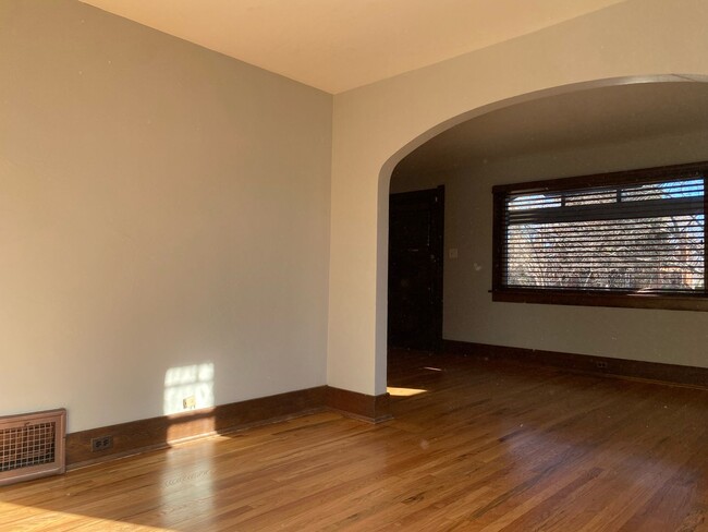 Building Photo - Finished Basement!