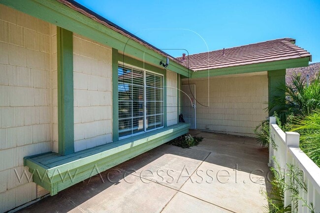 Building Photo - Charming 3 Bed/2 Bath Home With Pool In La...
