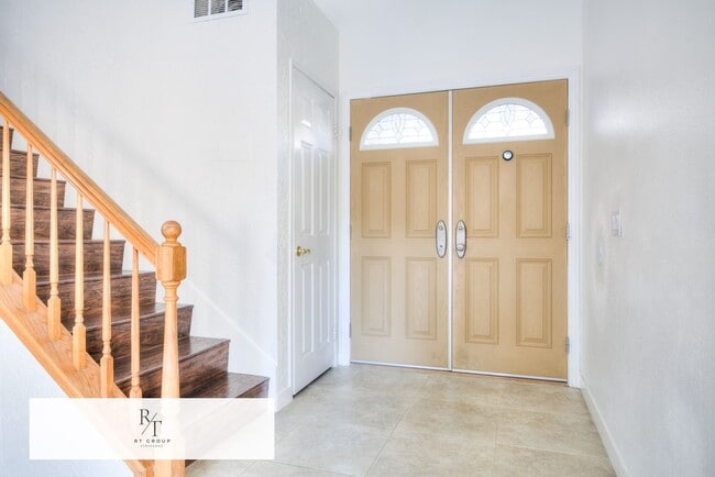 Building Photo - Gorgeous 3-Bedroom Home in Prestigious Chi...