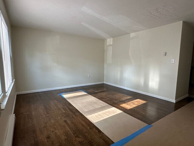 Building Photo - 302 Carroll Dr