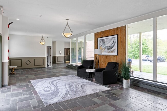 Building Photo - 747 Valley St