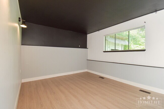 Building Photo - 1 bedroom + Den Basement Suite for Rent – Quiet Panorama Ridge Retreat