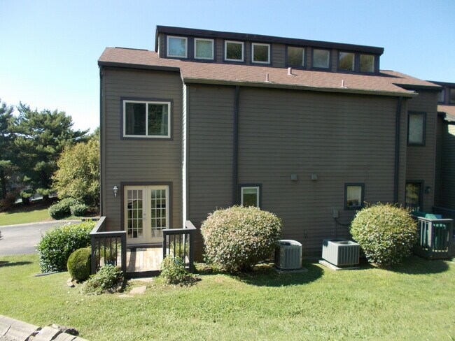 Townhouse back - 213 Summit Ridge Dr