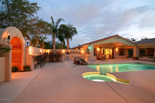 Building Photo - 2321 W Desert Hills Dr