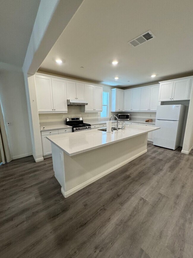 Foto del edificio - Modern 4-Bed, 2.5-Bath Detached Townhouse ...