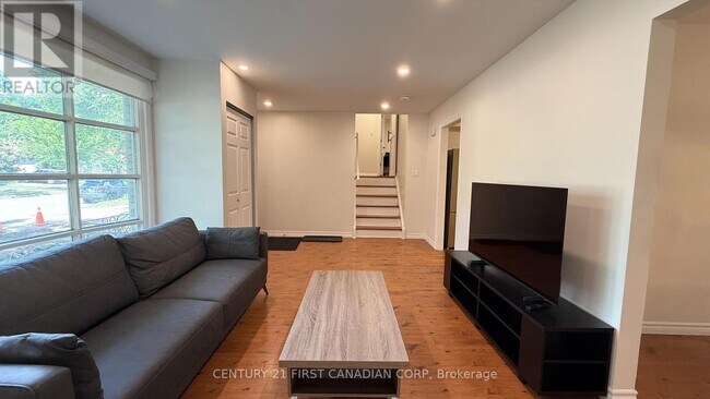 Building Photo - 453 Castlegrove Blvd