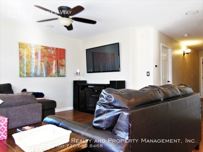 Building Photo - Gorgeous 5 Bedroom Home in Aurora